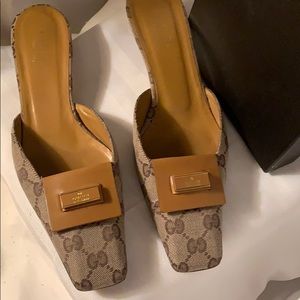 Gucci Signature Ebony and Camel Leather.